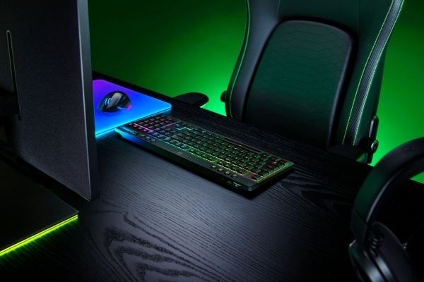 Razer BlackWidow V4 Low-Profile HyperSpeed, Kabel &amp; trådløs, USB + RF Wireless + Bluetooth, Mekanisk, QWERTY, RGB LED, Sort