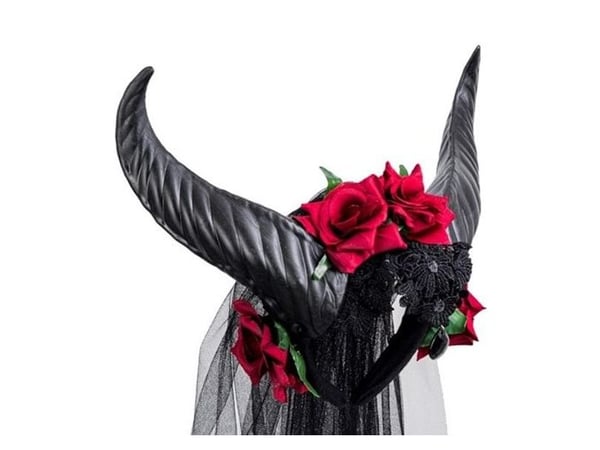 Demon horn med slør og blomster