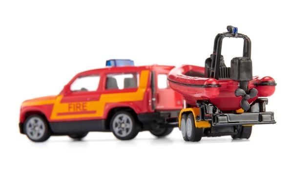 Siku Land Rover Defender med båt