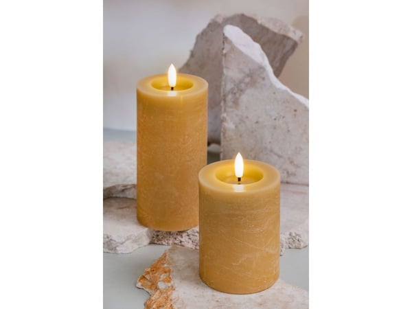 Moods & More LED rustikk blokklys i honey mustard med smelte­effekt – Ø 7,4 cm x H 10 cm