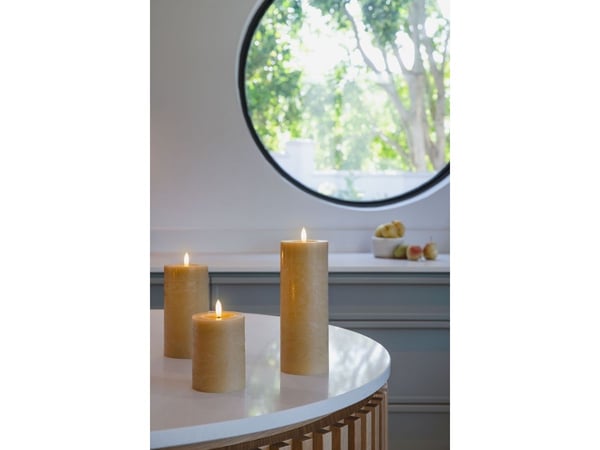 Moods & More LED rustikk blokklys i honey mustard med smelte­effekt – Ø 7,4 cm x H 15 cm