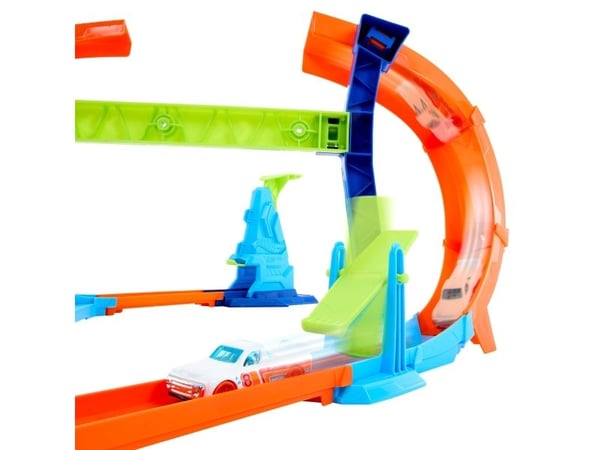 Hot Wheels Stunttracks hopp gjennom spiralbanesettet og lekebilen i skala 1:64, hurtigkoblet skinnesystem