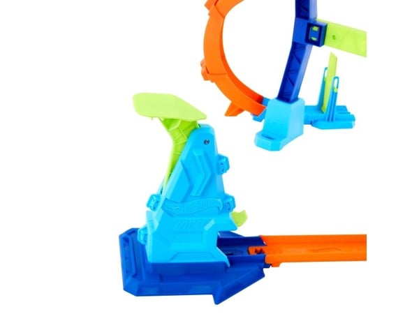 Hot Wheels Stunttracks hopp gjennom spiralbanesettet og lekebilen i skala 1:64, hurtigkoblet skinnesystem