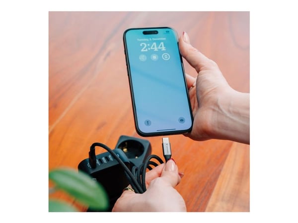 Verbatim Sync and Charge - USB-C / strømkabel - USB-C (hann) til USB (hann) - 1.2 m - braided, Rask lading opptil 18 Watt - svart