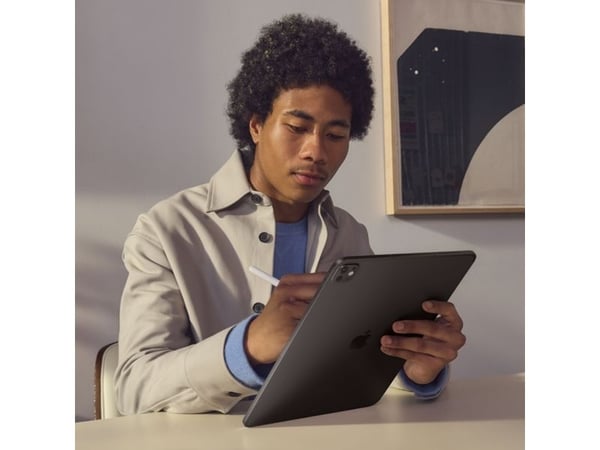 Apple iPad Pro, 27,9 cm (11"), 2420 x 1668 piksler, 256 GB, 12 GB, iPadOS 26, Svart