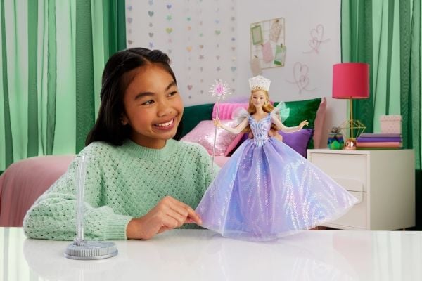 Mattel Universal Pictures'' Wicked: For Good Deluxe Glinda-dukke med klær inspirert av filmen, og 3 tilbehørsdeler, Motedukke, Jente, 6 år, Jente, ...