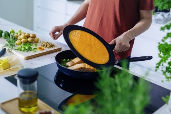 FISKARS BESKYTTENDE DEKSEL 29,7cm FUNKSJONELL FORM