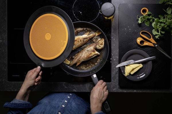 FISKARS BESKYTTENDE DEKSEL 29,7cm FUNKSJONELL FORM