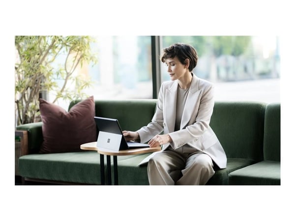 Microsoft Surface Pro Keyboard - Tastatur - med styrepute, akselerometer, lagrings- og ladebakke for Surface Slim Pen 2 - QWERTY - Internasjonal en...
