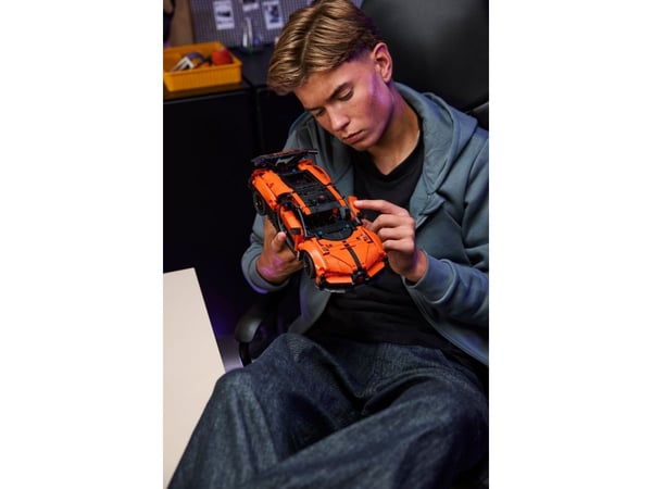 LEGO Technic 42222 Bugatti Chiron Pure Sport hyperauto