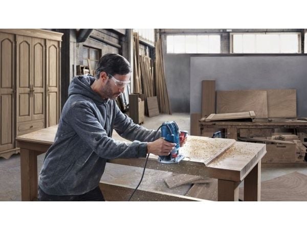Bosch BOSCH. GOF 130 FRESEMASKIN 130W 6mm B06016B7000