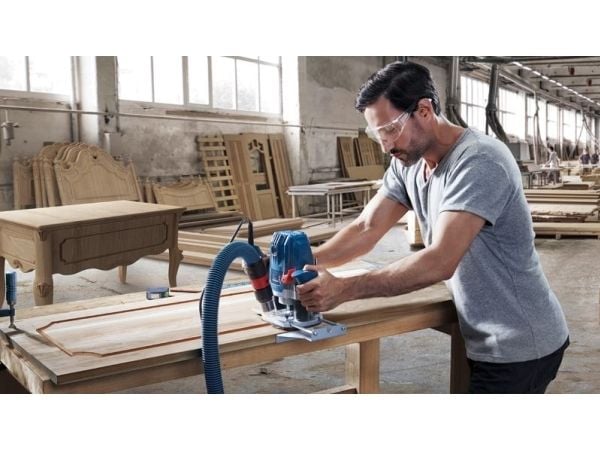 Bosch BOSCH. GOF 130 FRESEMASKIN 130W 6mm B06016B7000