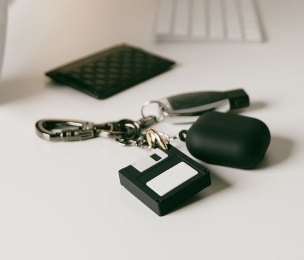 elago EAT-DISK-BK, Etui, Svart, Grå, Hvit, Apple, Silikon, AirTag, 1 stykker