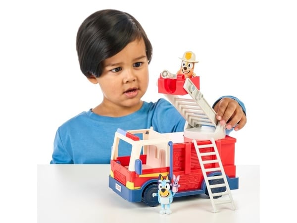 Bluey lekset med brandbil