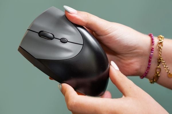 BakkerElkhuizen HandShake - Vertikal mus - ergonomisk - venstrehendt - optisk - 7 knapper - trådløs, kablet - 2.4 GHz, USB-C, Bluetooth 5.3 - USB t...