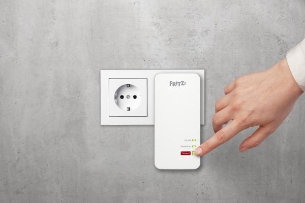 FRITZ!Powerline 1240 AX - Wi-Fi Set - strømlinjeadaptersett 2-port svitsj - 1GbE, HomePlug AV (HPAV) - Wi-Fi 6 - 2,4 GHz - veggpluggbar