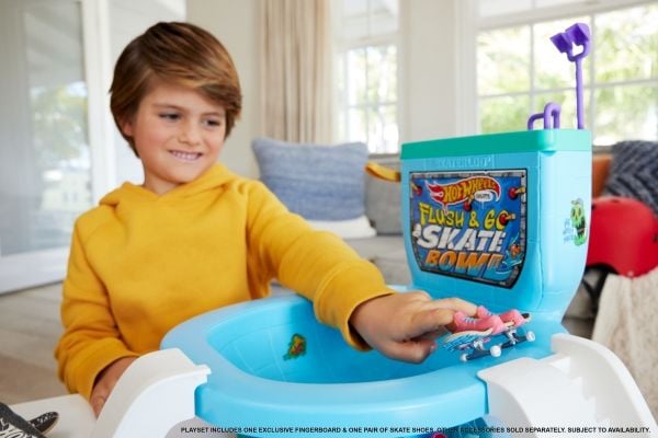 Hot Wheels Skate Flush & Go Skate Bowl