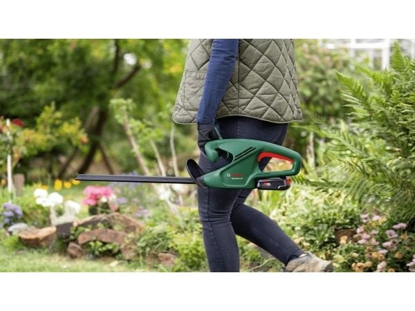 Bosch EasyHedgeCut 18V-44-11 - Hekkstusser - trådløs - 18 V - 2 Ah inkludert lader - 2400 spm - 44 cm - tannavstand: 15 mm - 2.3 kg - for Bosch AL ...