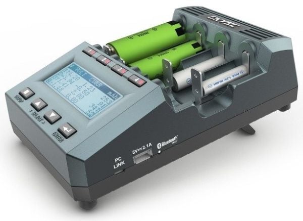 SkyRC MC3000 AA / AAA laturi