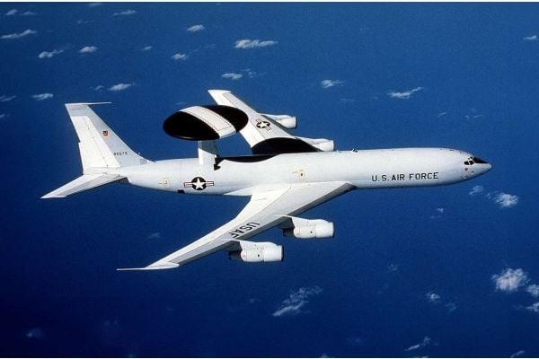 Muovinen pienoismalli lentokone Boeing E-3A Sentry 1:144