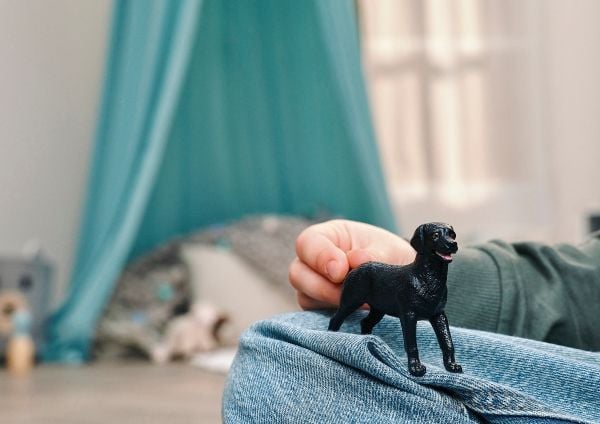 Schleich svart labrador retriever-valp