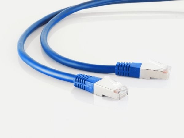 shiverpeaks BASIC-S patchkabel, Cat. 6, S/FTP, blå, 7,50 m RJ45 hann - RJ45 hann, formstøpt hette, halogenfri, - 1 stk (BS75717-HB)