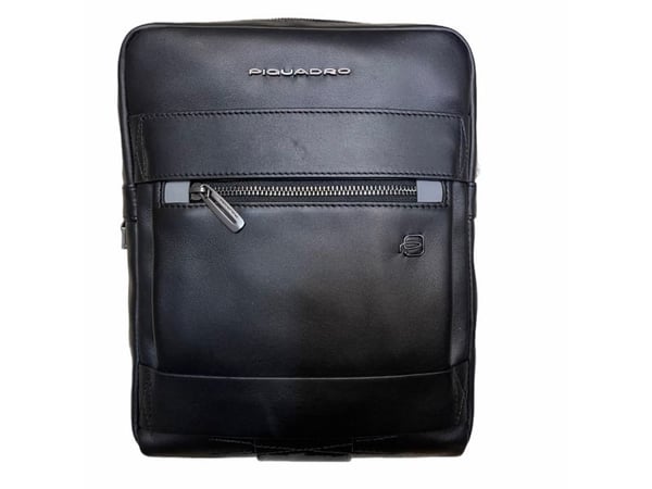 Piquadro Obidos crossbody veske i skinn, liten, svart, 22 x 28 x 5 cm