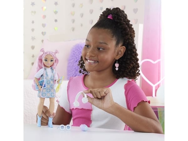 Barbie Dream Besties Daisy Jean-motedukke med 9 tilbehørsdeler med DJ- og musikktema, Motedukke, Jente, 4 år, Jente, Gir fra seg lyd, 276 mm
