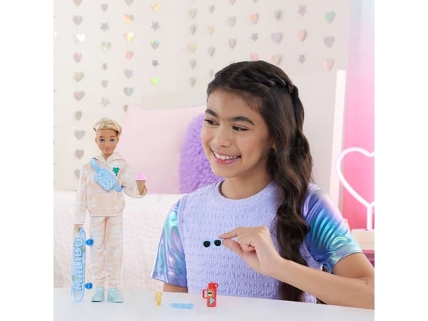 Barbie Dream Besties Ken-modedocka med nio tillbehör på sommar- och skateboardtema, Modedocka, Pojke, 4 År, Flicka, 268 mm, 170 g