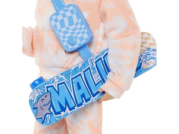 Barbie Dream Besties Ken-modedocka med nio tillbehör på sommar- och skateboardtema, Modedocka, Pojke, 4 År, Flicka, 268 mm, 170 g