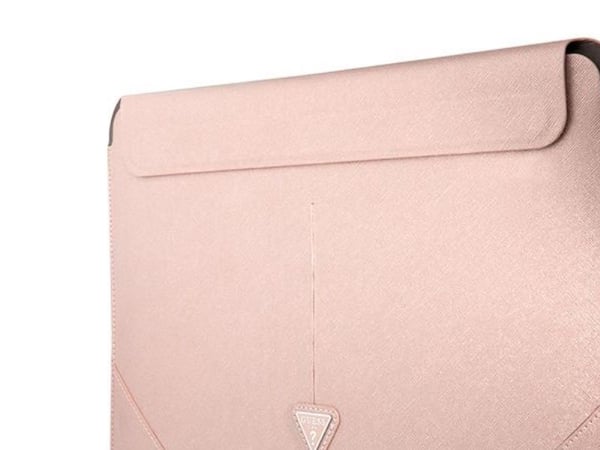 Guess Saffiano Triangle Logo-etui til 16" laptop - rosa