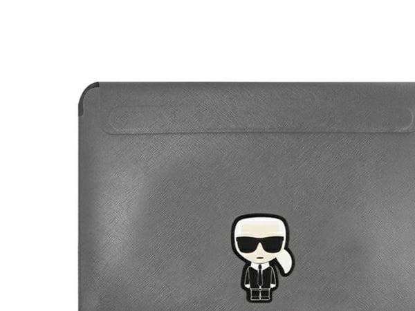Karl Lagerfeld Saffiano Ikonik Karl-etu i lærstil til en 16" laptop - sølv