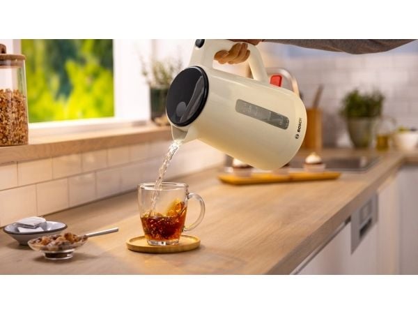 Bosch MyMoment TWK1M127 - Vattenkokare - 1.7 liter - 2.4 kW - gräddvit