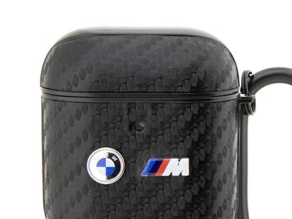 BMW BMA2WMPUCA2 AirPods 1/2 deksel sort/sort Carbon dobbel metall-logo