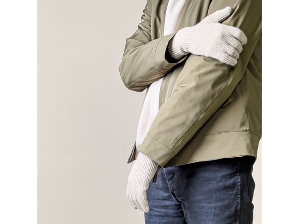 Strikkede telefonhansker med utsparinger for fingre - beige
