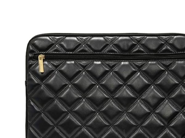 Guess Sleeve-etuiet GUCS14ZPSQSSGK 14" svart/quiltet 4G