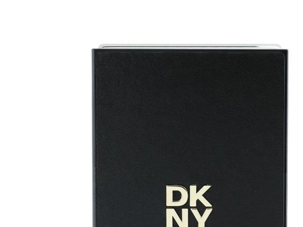 DKNY DKHCZF6PSMCSLK til Z Flip6 F741 svart skinn med Matal Stack-logo