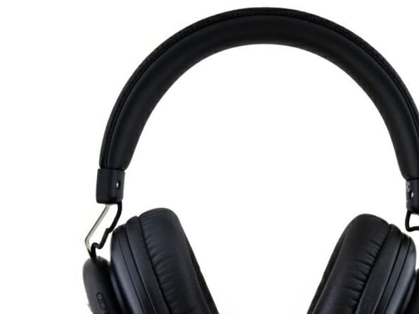 DKNY trådlösa on-ear hörlurar Bluetooth DKBHS6PUSLK svart/black metallogotyp