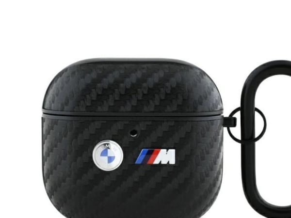 BMW BMA4WMPUCA2 AirPods 4 deksel i svart Carbon med Double Metal Logo