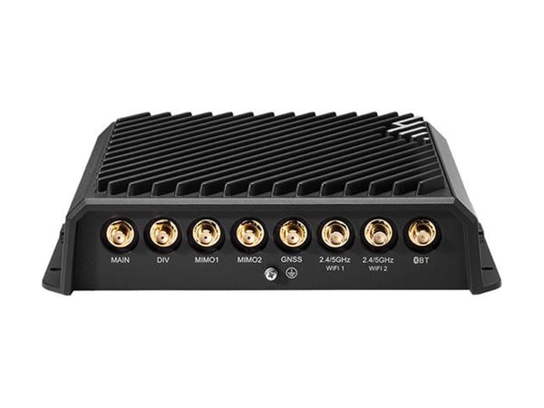 Cradlepoint R1900-5GB - Trådløs ruter - WWAN 4-portssvitsj - 1GbE - Wi-Fi 6 - Dobbeltbånd - 5G - med 3-års NetCloud Mobile Performance Essentials +...