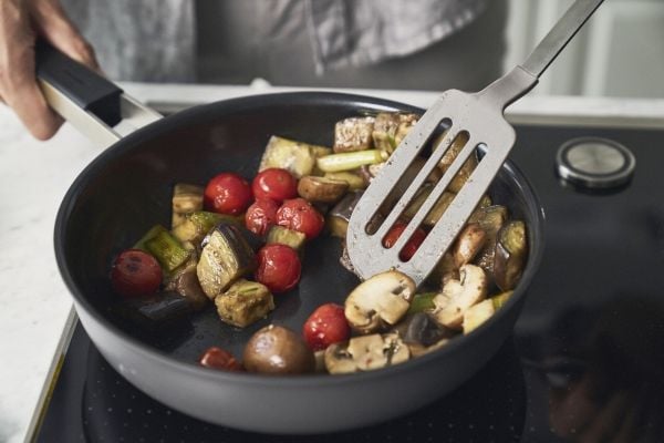ZWILLING Pure Stekpanna, 24 cm, 18/10 Rostfritt stål, Keramisk non-stick-beläggning