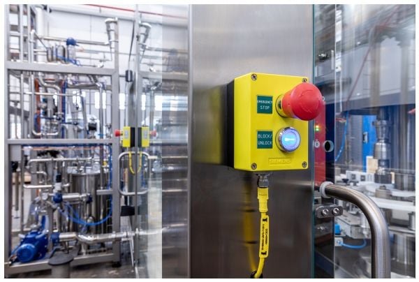 Siemens 3SU1801-0BC00-4AB1 Kapsling För infästning i marken, Frontring metall, Med platta 1 knapp Röd, Silver Dragutlösare 1 st
