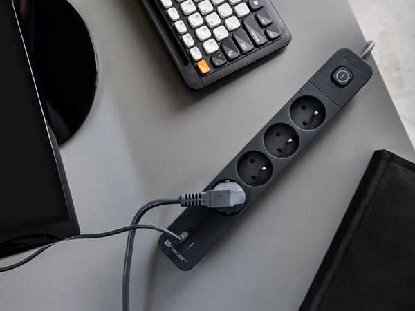 Tracer Power Line+ 1,5 m 4-korttipaikkainen USB PD18W grafiittinen