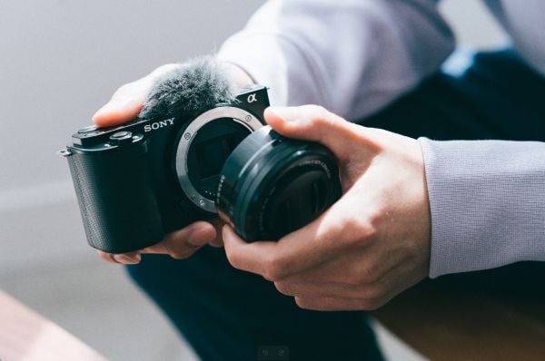 Sony a ZV-E10L - Digitalkamera - spegellöst - 24.2 MP - APS-C - 4 K / 30 fps - 3x optisk zoom 16-50mm Power Zoom-objektiv - Wireless LAN, Bluetooth...