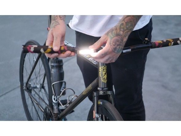 Knog 12140, Cykelfäste för ficklampa, Vattentät, IP67, Inbyggt batteri, Svart