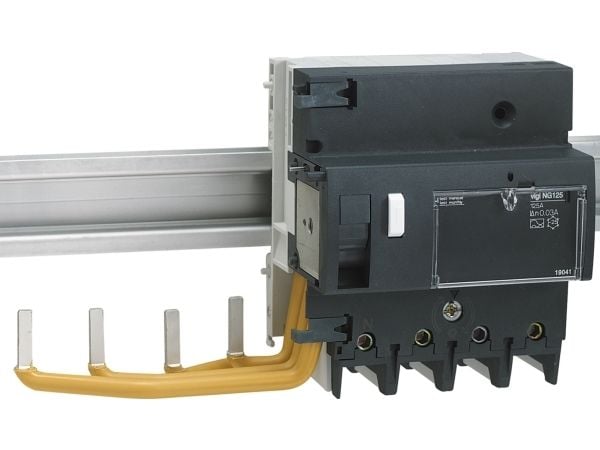 SCHNEIDER ELECTRIC Vigi PFI brytare NG125 4-polig,125A, utlösningsström 300mATilNG125 automatisk säkring, 240/415VAC, typ Abrede 99mm