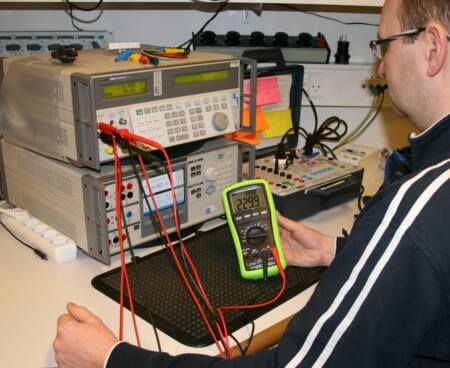 ELMA INSTRUMENTS BM 821 monimittarinenPC-kommunikationKATIV 1000V
