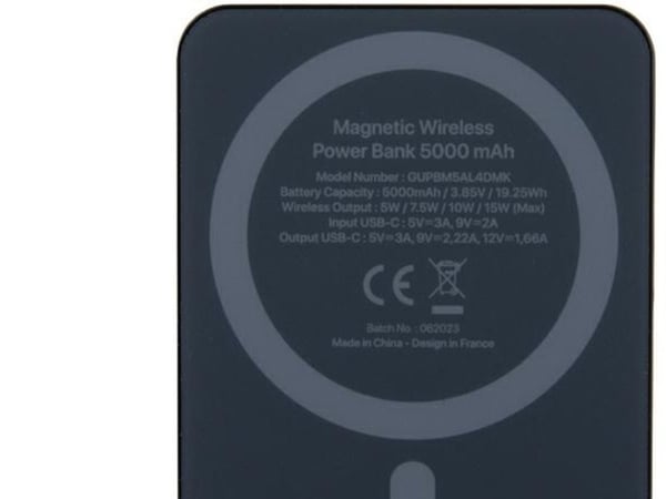 Guess Induction Powerbank 15W GUPBM5AL4DMK 5000mAh svart/svart MagSafe 4G Strassed Metal Logo