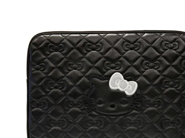 Etui Sourcing Hello Kitty Sleeve HKCSZPEKHBPK 14" sort/sort glidelås PU quiltede sløyfer