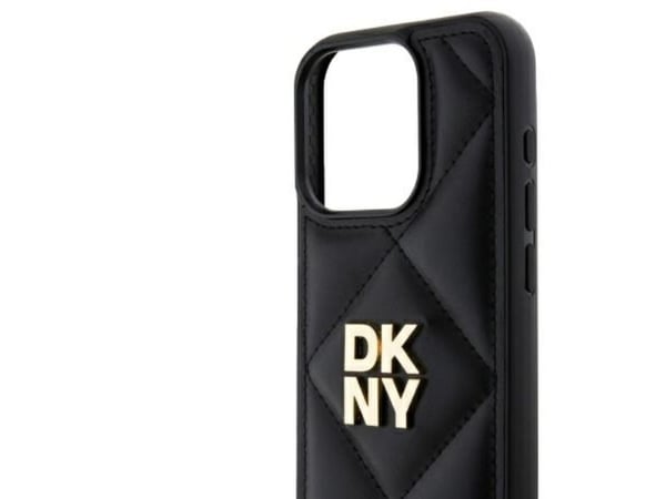 DKNY DKHCP15LPQDSLK Apple iPhone 15 Pro 6.1" etui til telefonen i svart Quilted Stack Logo